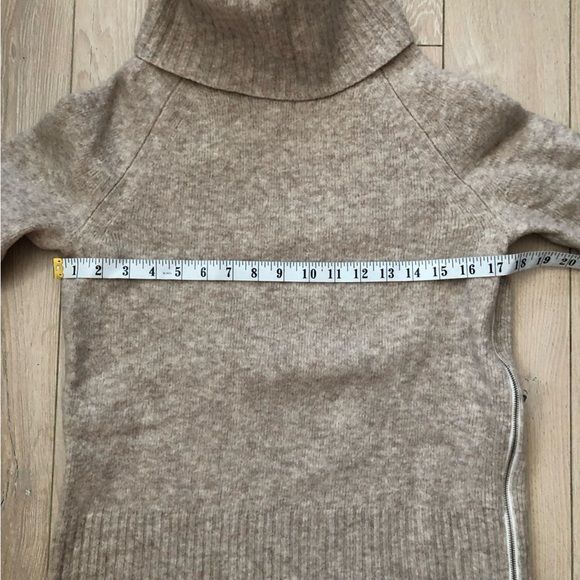 Banana Republic Merino Fine Wool Blend Side Zipper Sweater in Beige Size S - Picture 3 of 9